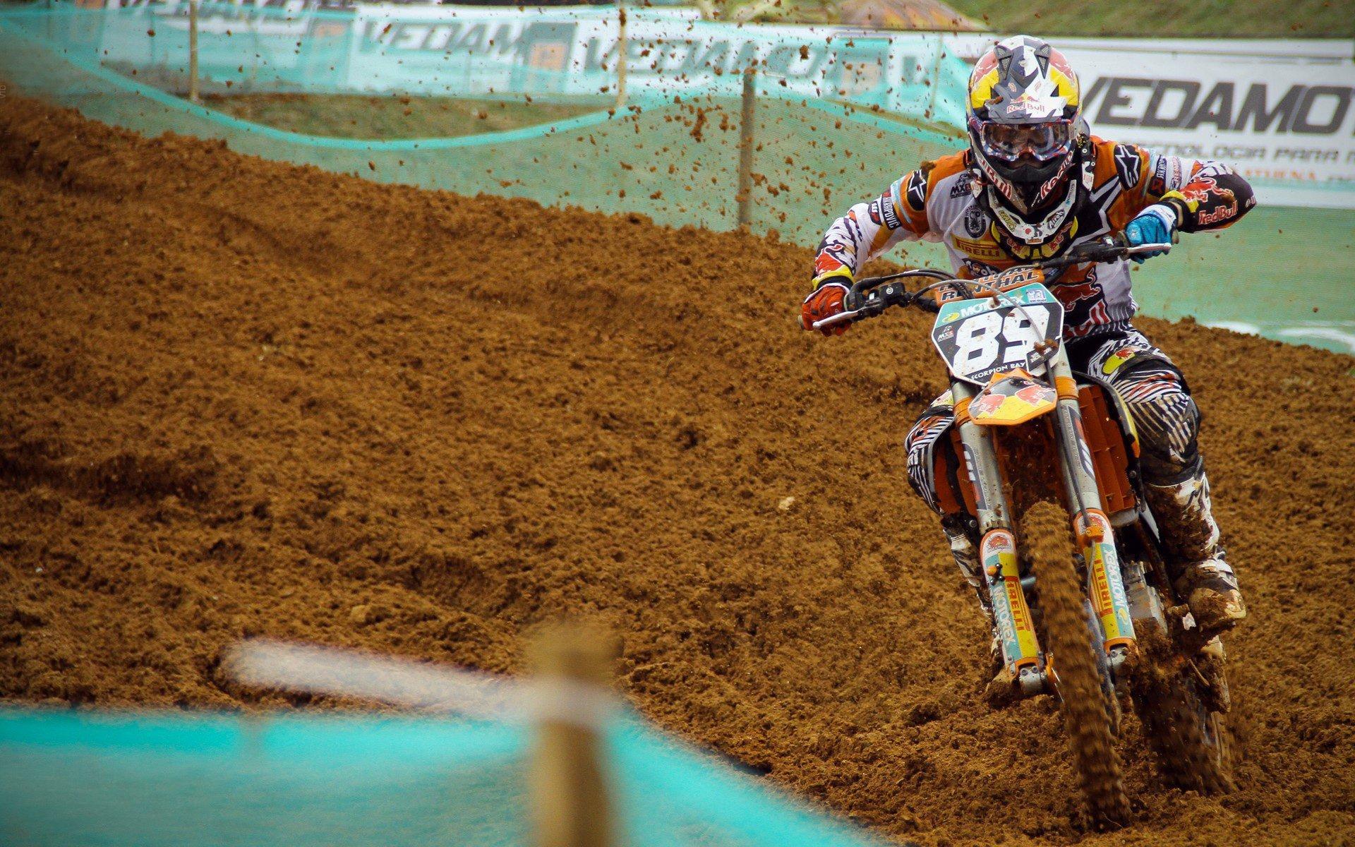 张曼源晒苗族装扮惊艳亮相，体育主播的宝藏库存引发热议